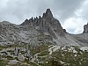 2018-09-03 12:44 Taras schroniska Locatelli - Monte Paterno (2722 m) i Forcella Lavaredo (2454 m).