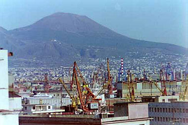 Dzielnica portowa Neapolu na tle Wezuwiusza