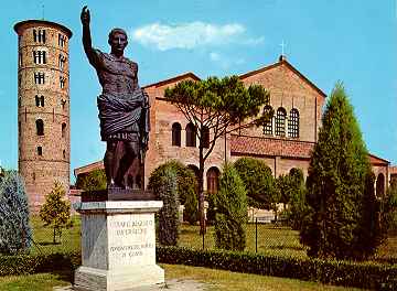 Bazylika Sant'Apollinare w Classe, na przednim planie cesarz August Cezar - zaoyciel portu